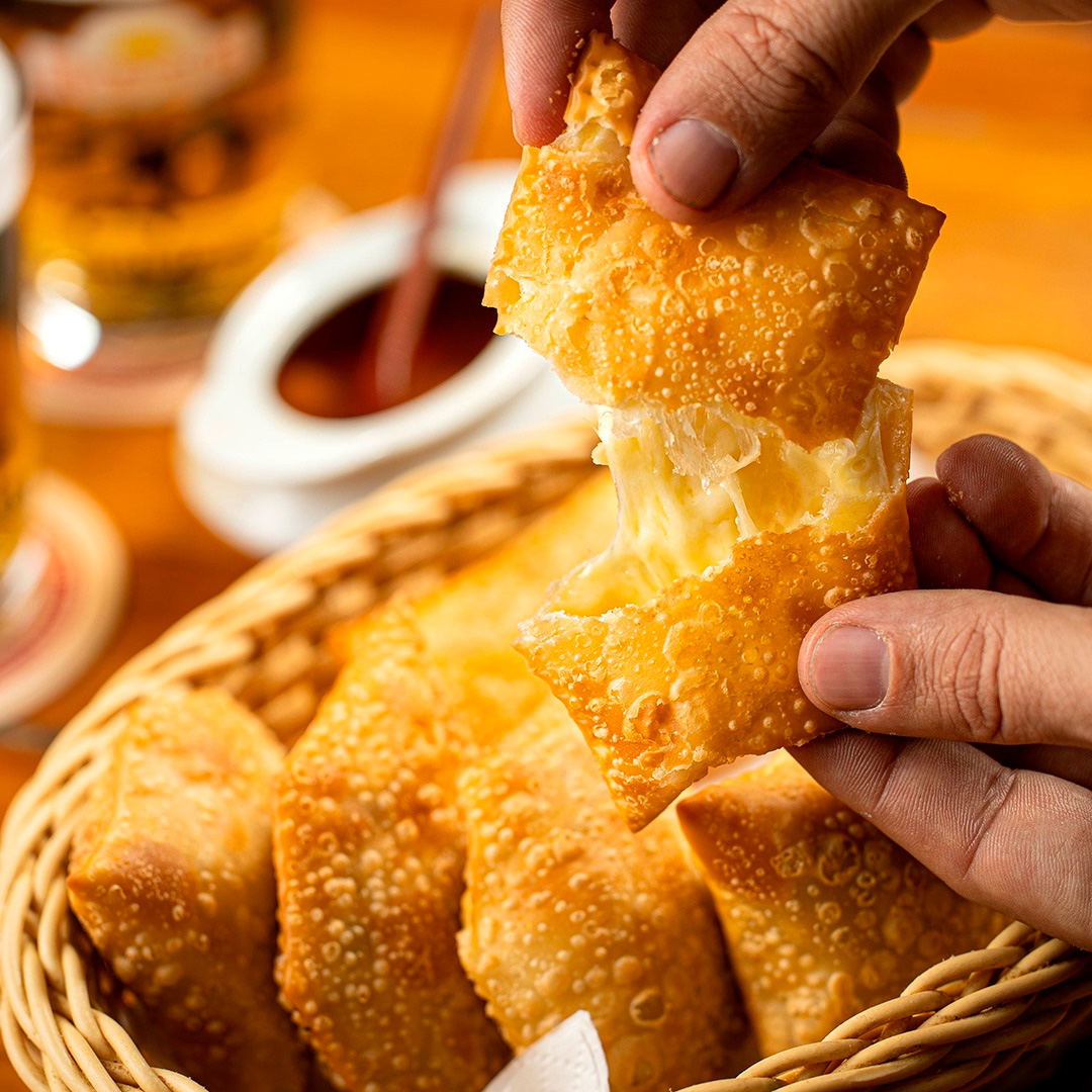 Pastéis de Feira (carne, frango com catupiry, queijo minas, carne seca (com catupiry)