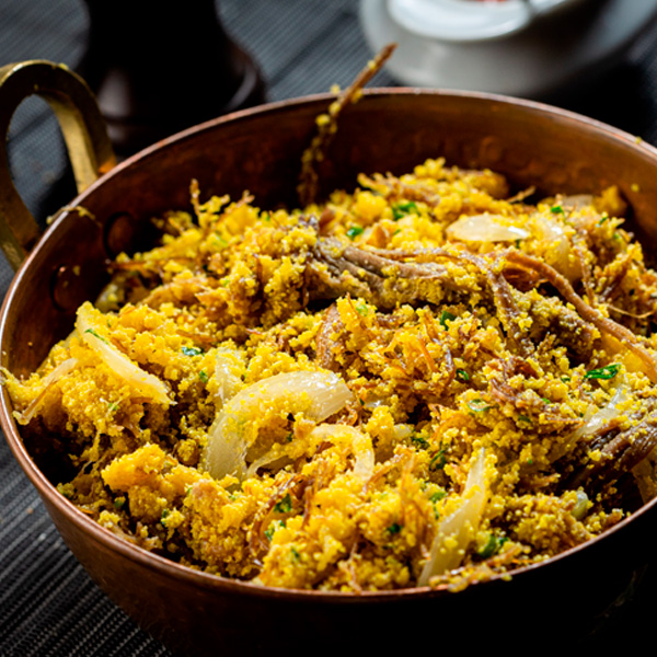 Jabá Porta Bandeira (carne seca desfiada, refogada com cebola e envolvida na farinha, acompanhada com manteiga de garrafa).